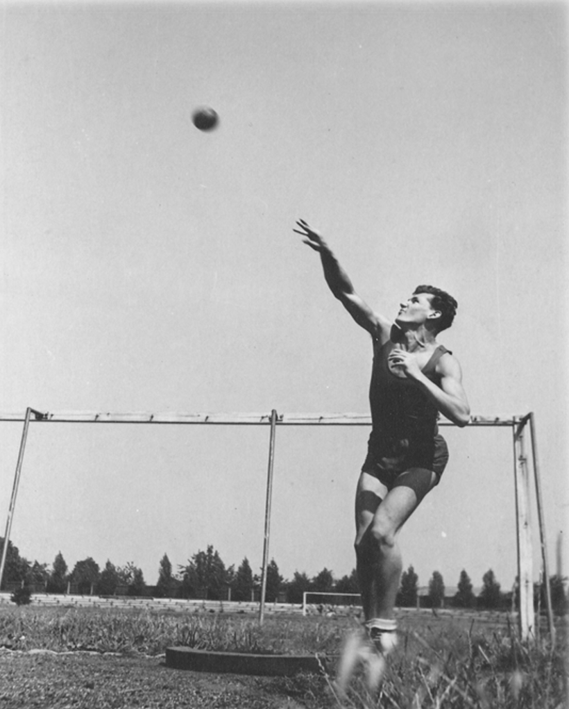 Jan Hartmann při vrhu koulí. Foto: Soukr. archiv J.H.
